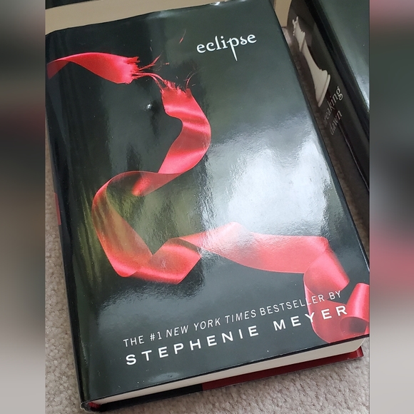 Twilight series books 4 Saga - Picture 5 of 6